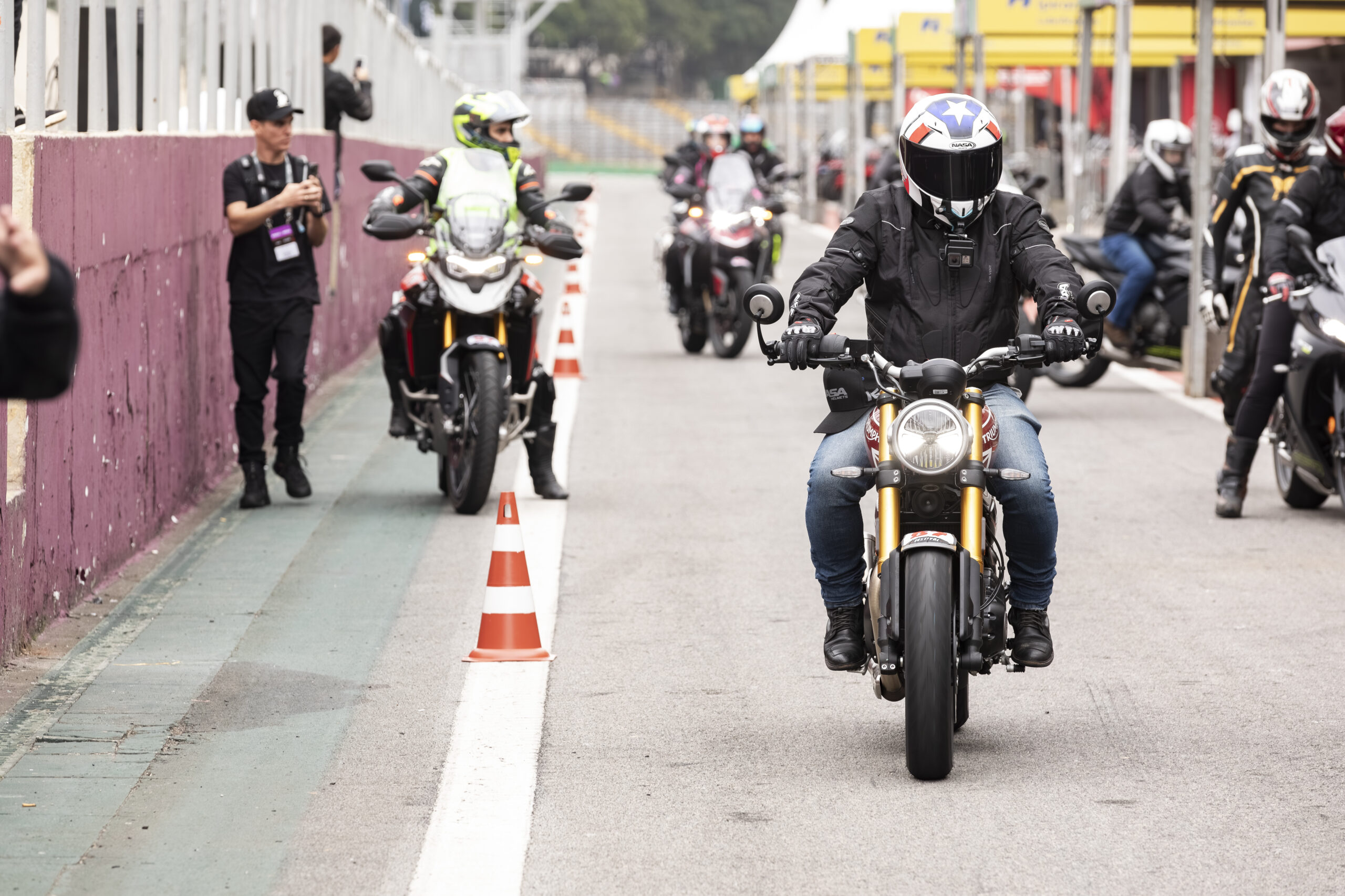 Impressionante! Minha Experiência com a Speed 400 da Triumph: Leve, Ágil e Poderosa – Perfeita para Pilotos de Todas as Alturas!